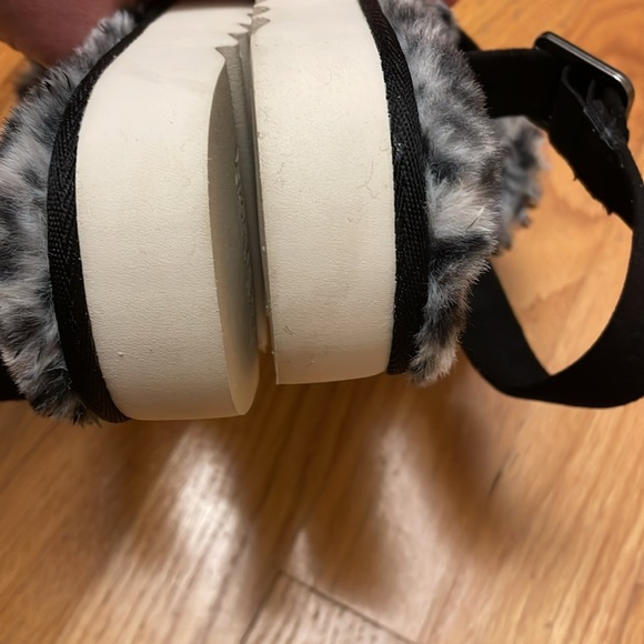 Koolaburra by UGG Slippers. Size 8. Black/Gray Animal Print. EUC. Adjustable - Picture 7 of 11